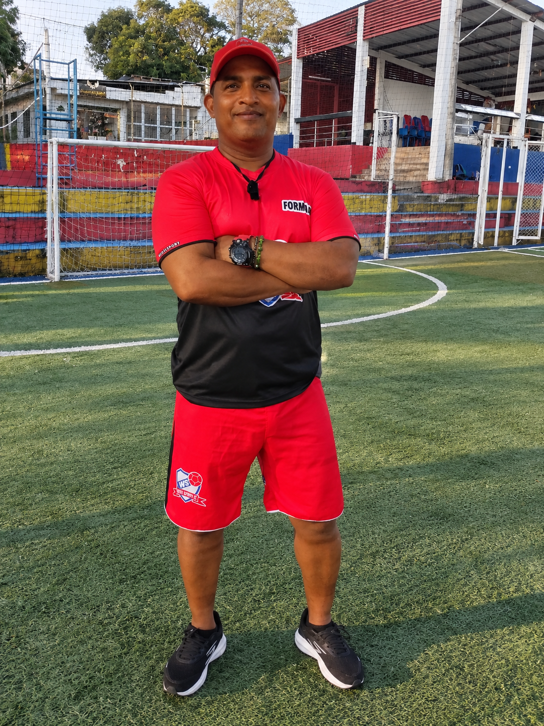 Formador de Willy Sport FC con gorra roja