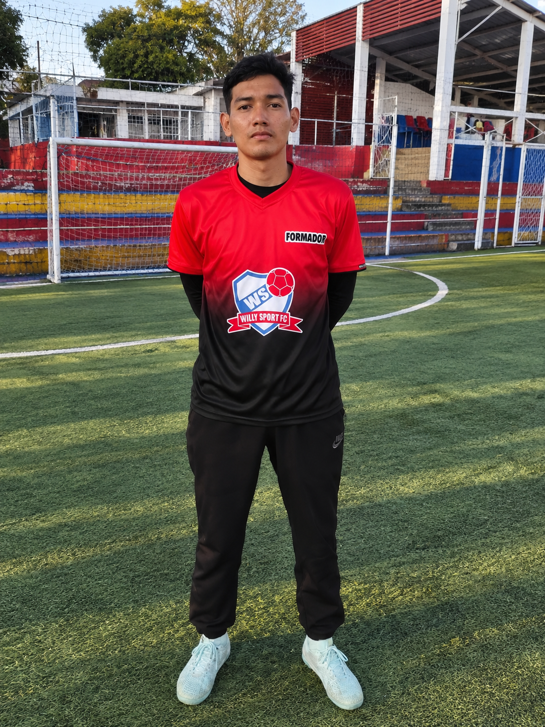 Formador de Willy Sport FC con gorra negra